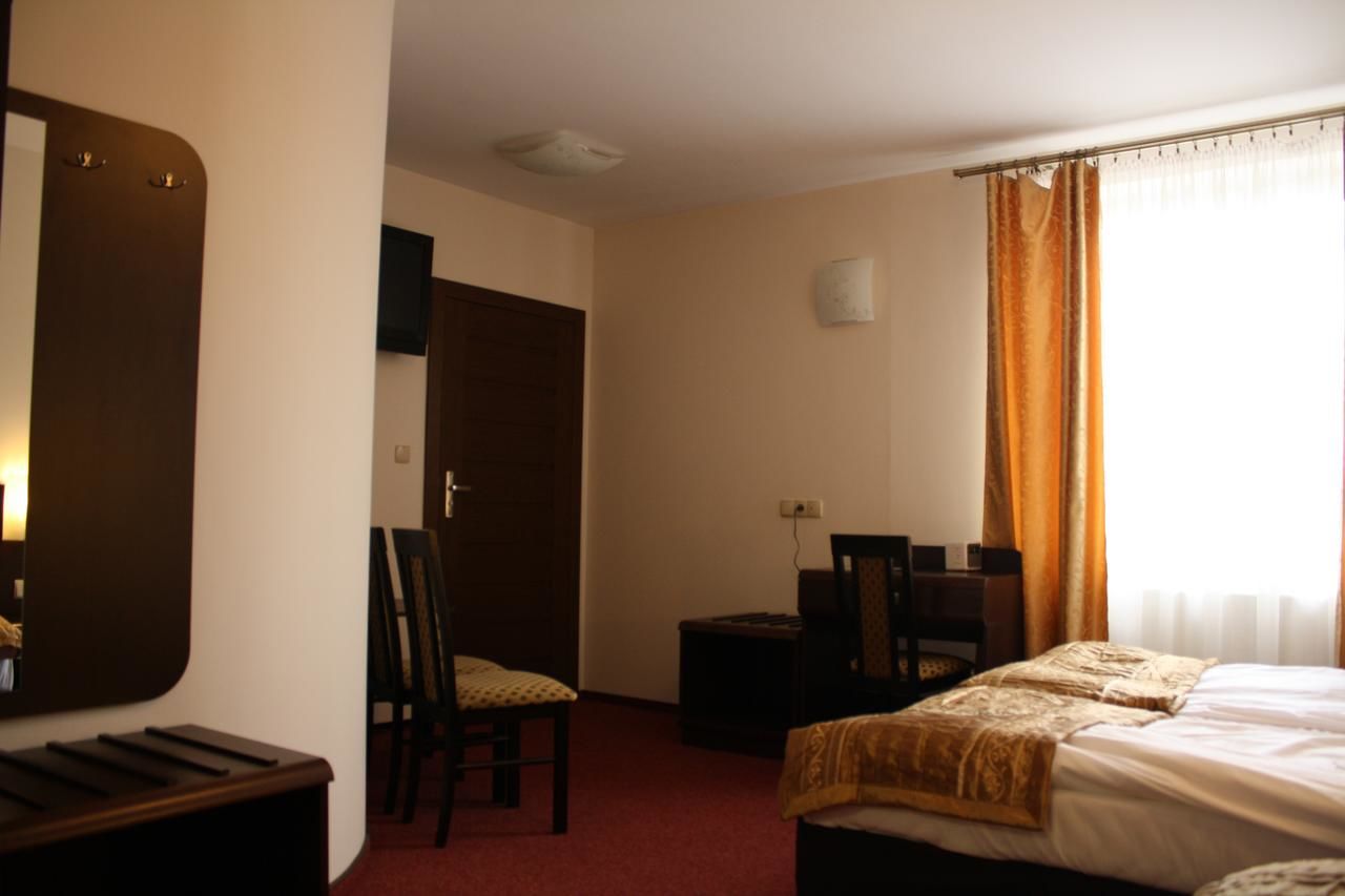 Отель Hotel PINOCY Lędziny-10